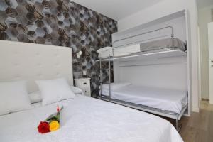 Ein Bett oder Betten in einem Zimmer der Unterkunft Hotel Castillo Benidorm