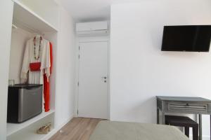 1 dormitorio con 1 cama, TV y escritorio en Hotel Castillo Benidorm, en Benidorm