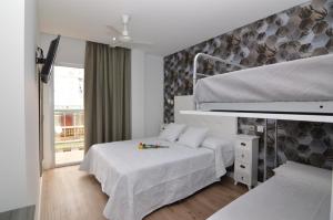 ein Schlafzimmer mit zwei Etagenbetten und einem Fenster in der Unterkunft Hotel Castillo Benidorm in Benidorm