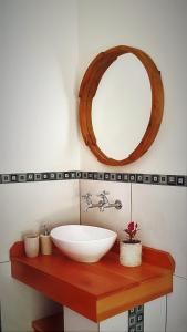y baño con lavabo y espejo. en Graceland Eco Retreat, en Magoebaskloof