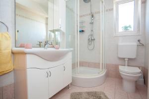 łazienka z umywalką, toaletą i prysznicem w obiekcie Holiday apartment IVICA w mieście Milohnići +31 zdjęć