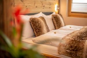 מיטה או מיטות בחדר ב-Palace Luxury Wellness Apartment and Boutique Hotel Ski-in-out