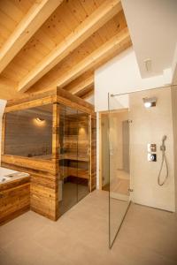 uma casa de banho com um chuveiro e uma cabina de duche em vidro. em Palace Luxury Wellness Apartment and Boutique Hotel Ski-in-out em Saas-Fee