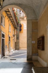 un callejón con un arco en un edificio en A World Aparts - 13 T.Argentina en Roma