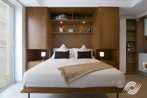 Bentley Holiday Apartments - West One tesisinde bir odada yatak veya yataklar