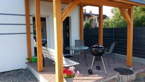 een patio met een grill en een tafel bij Domek Skalite w Szczyrku in Szczyrk