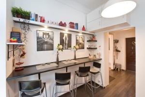 a room with a counter and stools at Studio Lawendowa in Gdańsk