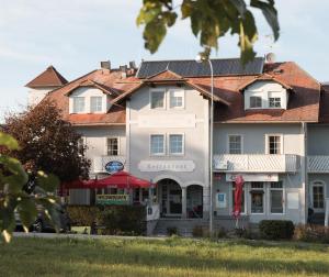 Hotel Bergkristall في Schwarzenberg am Bohmerwald: مبنى ابيض كبير بسقف احمر
