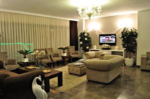 uma grande sala de estar com sofás e uma televisão em Hotel Edirne Palace em Edirne