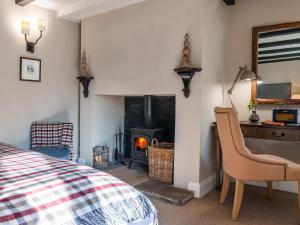 um quarto com uma cama e uma lareira em Lord Crewe Arms Blanchland em Blanchland