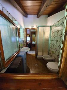 フォルガリダにあるLa casinaのバスルーム(トイレ2つ、シンク2つ、シャワー付)