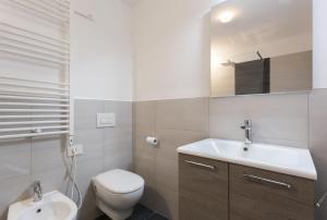 łazienka z toaletą i umywalką w obiekcie Meravigli 16 - Apt B - Duomo City Center Elegant Apartment w Mediolanie +14 zdjęć