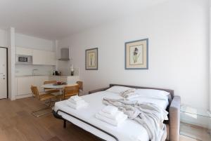 Кровать или кровати в номере Meravigli 16 - Apt B - Duomo Elegant Apartment! Self Check-In