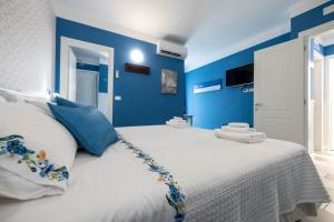 1 dormitorio azul con 1 cama con paredes azules en Guest House - Il Cedro Reale en Venaria Reale
