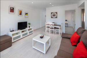 A television and/or entertainment centre at La Merced RooMalaga by Bossh! Apartments