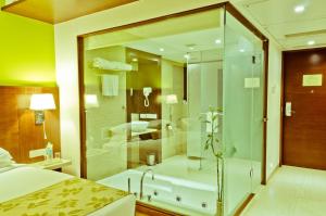 Koupelna v ubytování Ramee Grand Hotel and Spa, Pune