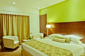 Postel nebo postele na pokoji v ubytování Ramee Grand Hotel and Spa, Pune