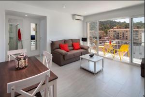 een woonkamer met een bank en een tafel bij La Merced RooMalaga by Bossh! Apartments in Málaga
