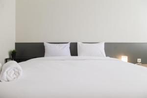 Ένα ή περισσότερα κρεβάτια σε δωμάτιο στο Comfy Studio Room The Oasis Cikarang Apartment By Travelio +5 φωτογραφίες