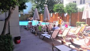 Bazén v ubytování Two Seas Hotel nebo v jeho okolí