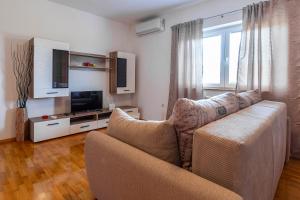 Televízia a/alebo spoločenská miestnosť v ubytovaní APARTMANI KAROCA 2