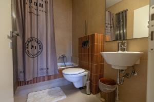 een badkamer met een toilet en een wastafel bij The Pine Flat in Argostoli