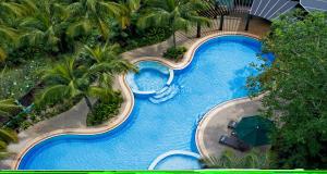 una vista aérea de una piscina en un complejo en Eastin Hotel Kuala Lumpur en Petaling Jaya