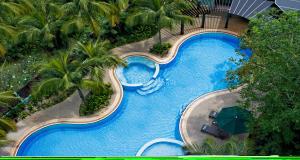 eine Aussicht auf einen Pool in einem Resort in der Unterkunft Eastin Hotel Kuala Lumpur in Petaling Jaya