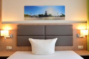 Een bed of bedden in een kamer bij City-Hotel Kurfürst Balduin