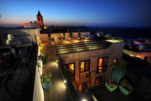 een uitzicht op een gebouw 's nachts met verlichting bij Hotel Boutique V in Vejer de la Frontera
