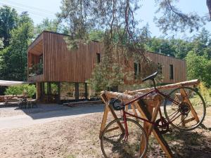 Penzion Kůlna في Slatiňany: ركن الدراجة أمام المنزل
