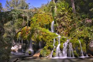 eine Gruppe von Wasserfällen in einem Wald in der Unterkunft Dimora degli Ulivi in Caprioli