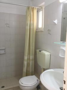 Koupelna v ubytování Hotel Kallithea