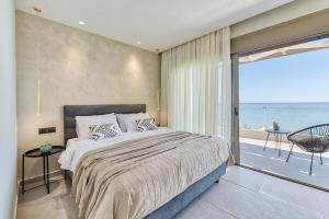 Postel nebo postele na pokoji v ubytování Sabbia D`oro Beach Villa