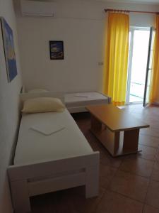 Postel nebo postele na pokoji v ubytování Apartments Jurjevic