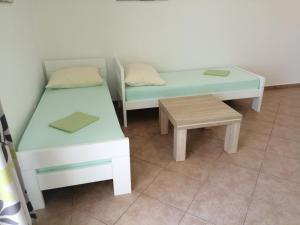 Postel nebo postele na pokoji v ubytování Apartments Jurjevic