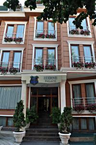 エディルネにあるホテル エディルネ パレスの階段と植物が目の前にある建物