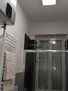 baño con ducha y puerta de cristal en G&A Milan House CIR 03041 en Milán