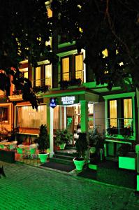 um edifício com luz verde à sua frente em Hotel Edirne Palace em Edirne