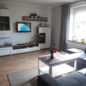 Telewizja i/lub zestaw kina domowego w obiekcie Apartament w lesie