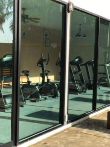 Fitness centrum a/nebo fitness zařízení v ubytování The Park 304 Executive Serviced Apartment