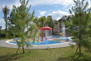 Bazén v ubytování Mason Pine Hotel Bandung nebo v jeho okolí