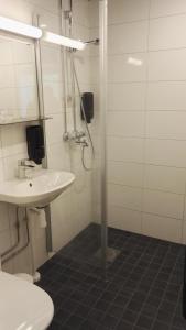 
A bathroom at Lomakeskus Revontuli

