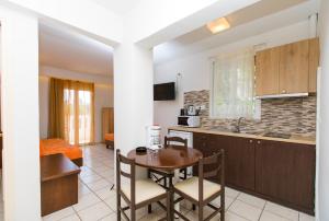 a kitchen and dining room with a table and chairs at Bueno Hotel in Platanes