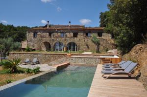 Bazén v ubytování LE MAS DES COLOMBES Chambres d'hôtes B&B & SPA nebo v jeho okolí