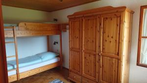 a bedroom with two bunk beds and a cabinet at ruhig gelegene Allgäuer Ferienwohnung in Scheidegg