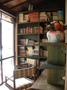 una habitación con una estantería llena de libros en B&B Ippolito, en Orvieto
