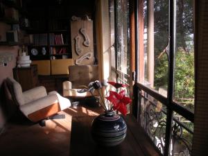 een vaas op een tafel voor een raam bij B&B Ippolito in Orvieto
