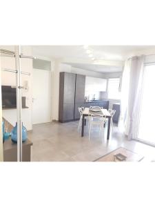 A kitchen or kitchenette at Island Apartment Porto Cesareo