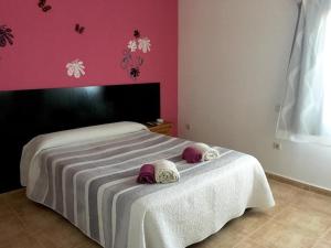 1 dormitorio con 1 cama con 2 toallas en Hostal Catedritos Ibéricos A-5 Km 154 A 5 KM DE OROPESA A 1 KM DE HERRERUELA DE OROPESA, en Herreruela de Oropesa